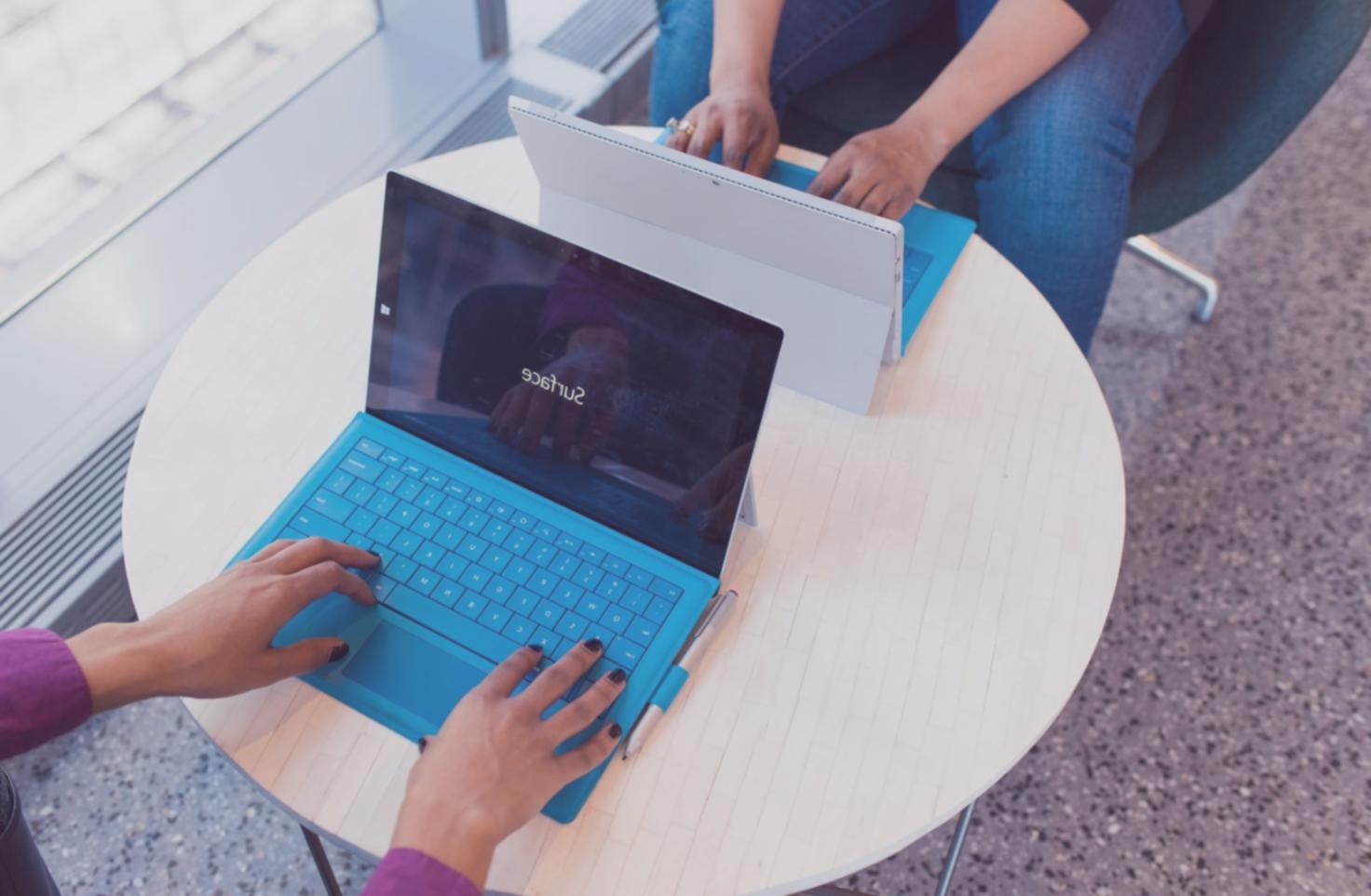 Entwickler arbeitet an KI-Feature für mobile App